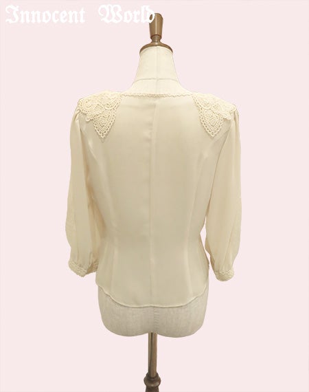 野に咲く薔薇のブラウス