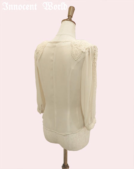 野に咲く薔薇のブラウス