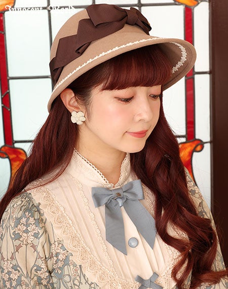 パールの花のイヤリングとピアス