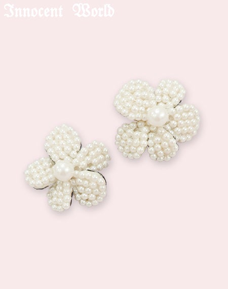 パールの花のイヤリングとピアス