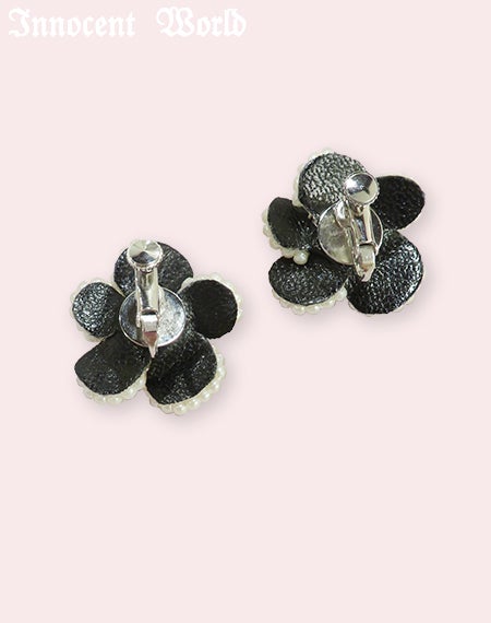 パールの花のイヤリングとピアス