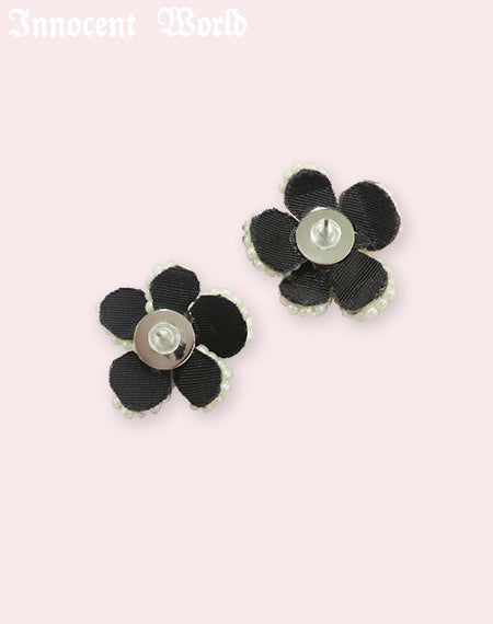 パールの花のイヤリングとピアス