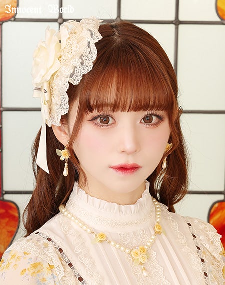 薔薇とパールのネックレス