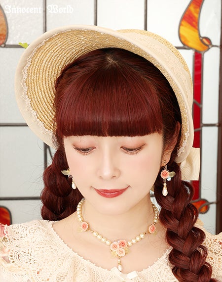 薔薇とパールのネックレス