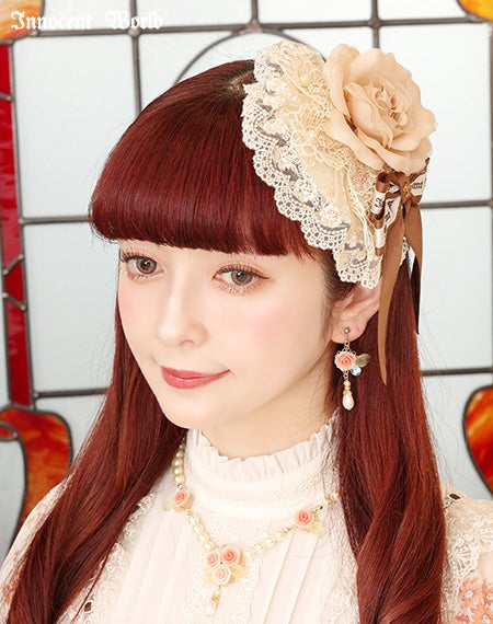 薔薇とパールのネックレス