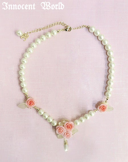 薔薇とパールのネックレス