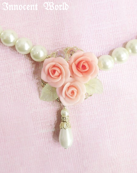 薔薇とパールのネックレス