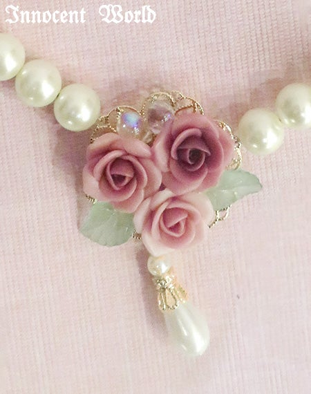 薔薇とパールのネックレス