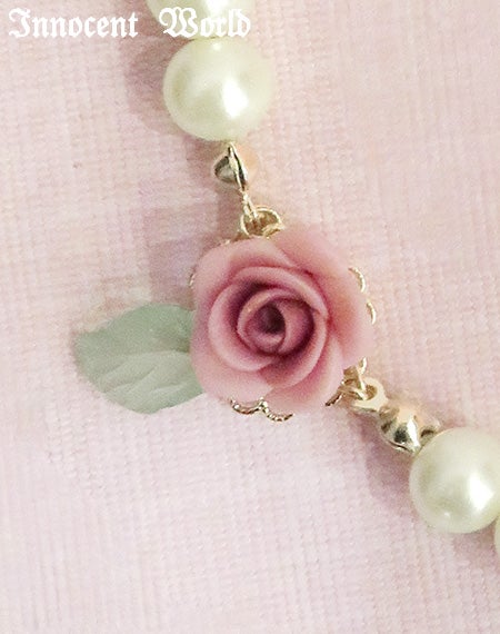 薔薇とパールのネックレス