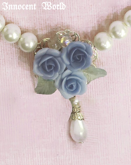 薔薇とパールのネックレス