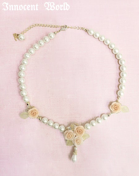 薔薇とパールのネックレス