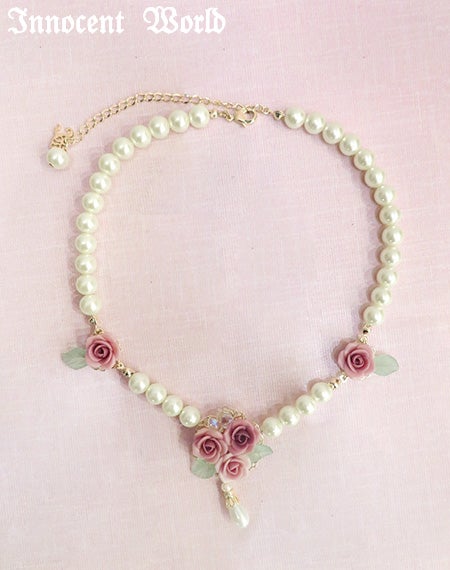 薔薇とパールのネックレス
