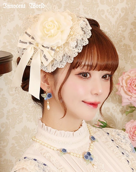 薔薇とパールのイヤリングとピアス