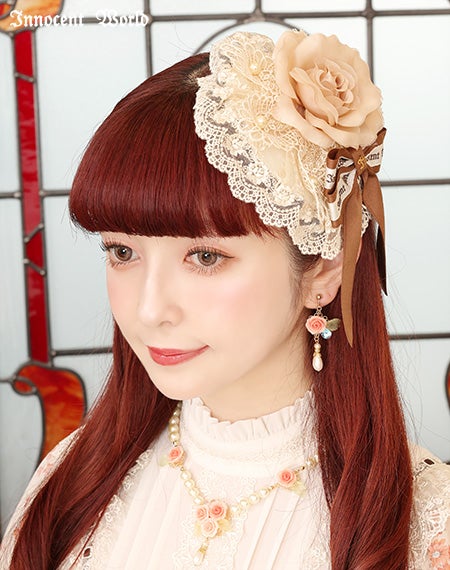 薔薇とパールのイヤリングとピアス