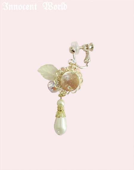 薔薇とパールのイヤリングとピアス