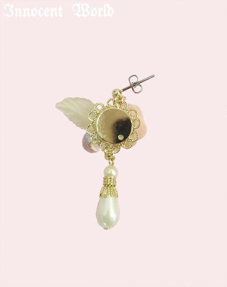 薔薇とパールのイヤリングとピアス