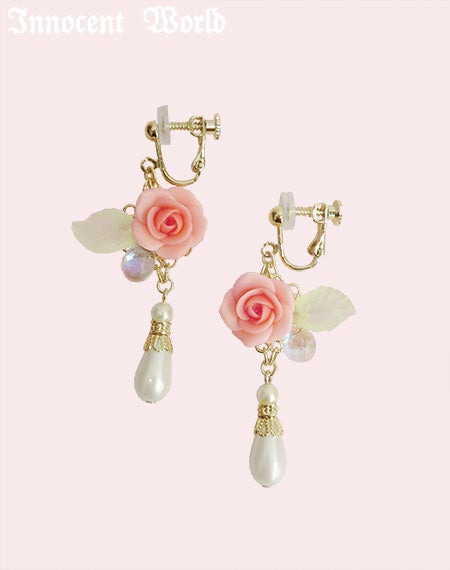 薔薇とパールのイヤリングとピアス