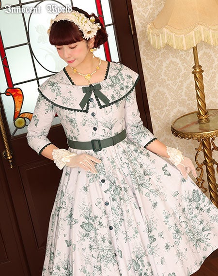 木漏れ日の中の鈴蘭ワンピース