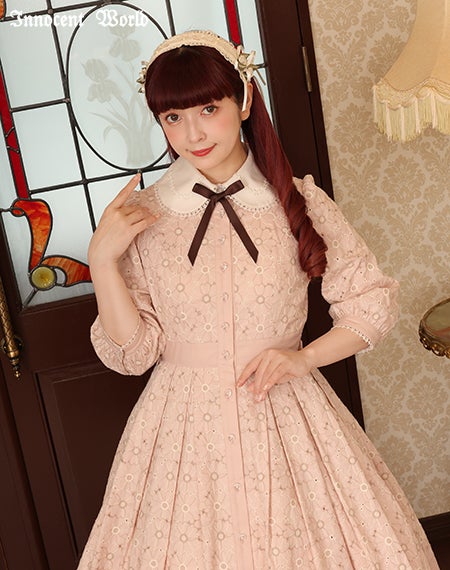 可憐なお花の刺繍ワンピース