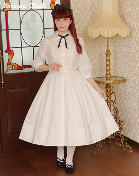 可憐なお花の刺繍ワンピース