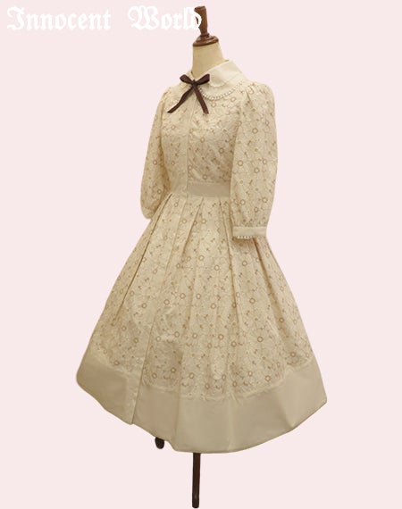 可憐なお花の刺繍ワンピース