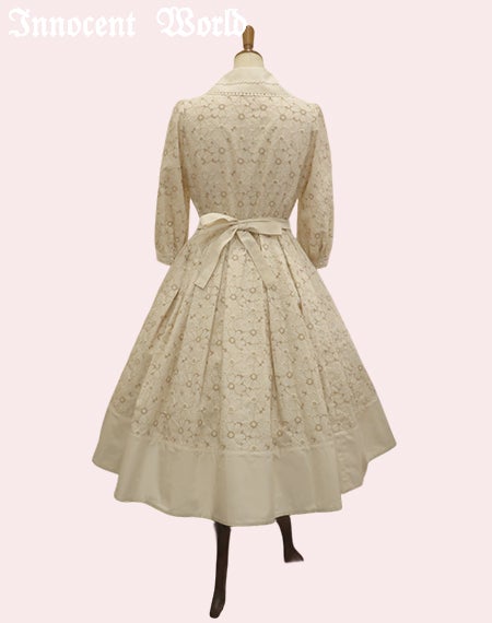 可憐なお花の刺繍ワンピース