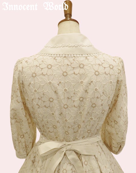 可憐なお花の刺繍ワンピース