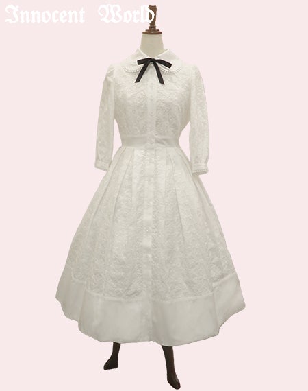 可憐なお花の刺繍ワンピース