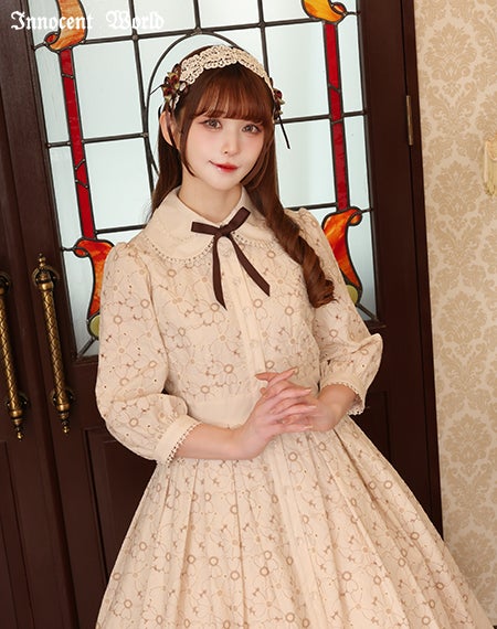 可憐なお花の刺繍ワンピース