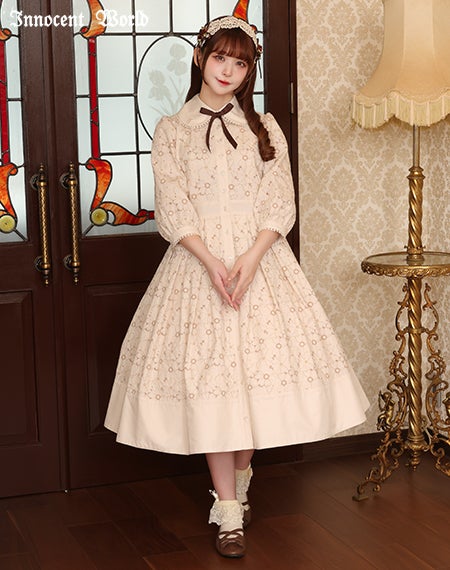 可憐なお花の刺繍ワンピース