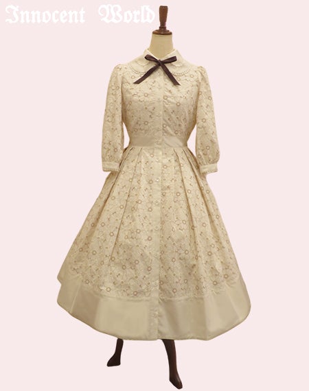 可憐なお花の刺繍ワンピース