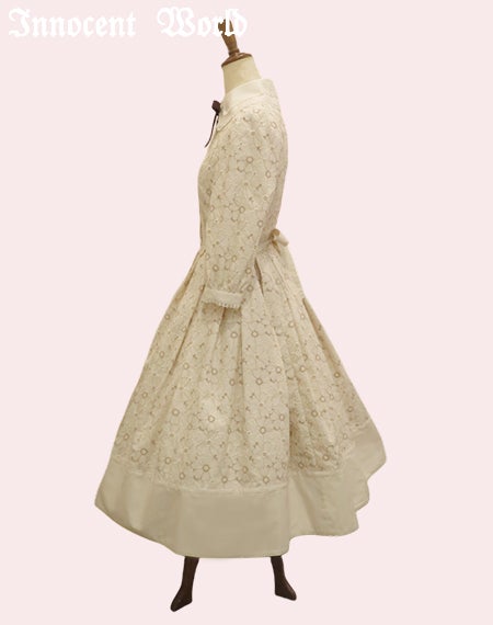 可憐なお花の刺繍ワンピース