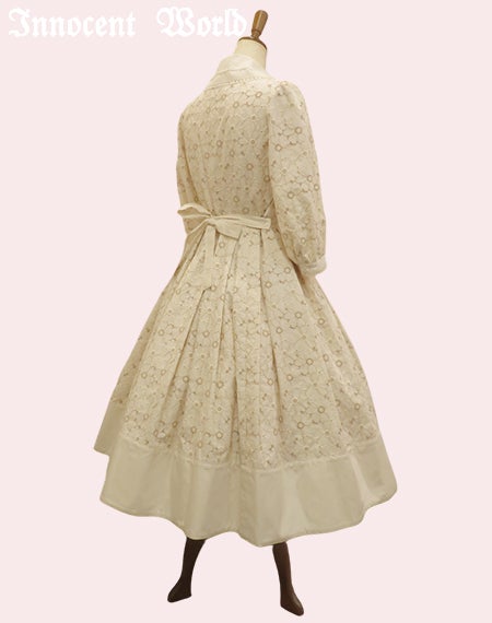 可憐なお花の刺繍ワンピース