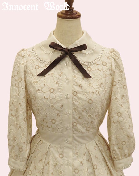 可憐なお花の刺繍ワンピース