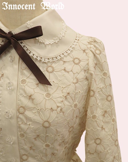 可憐なお花の刺繍ワンピース