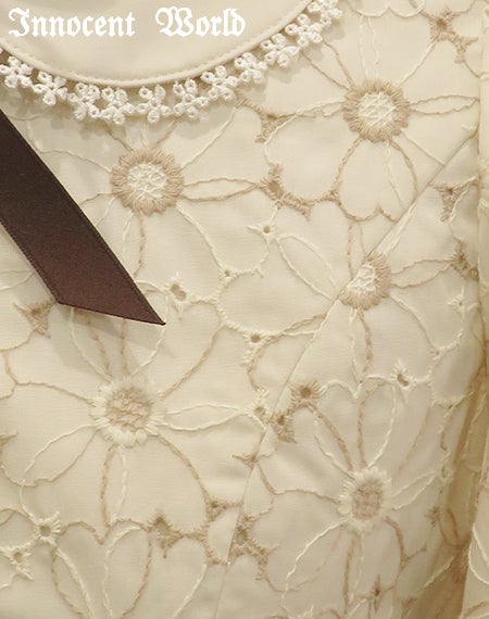 可憐なお花の刺繍ワンピース