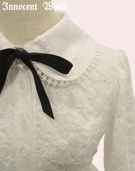 可憐なお花の刺繍ワンピース