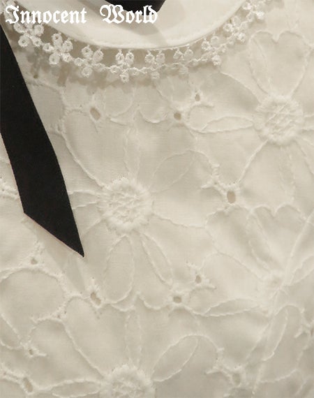 可憐なお花の刺繍ワンピース