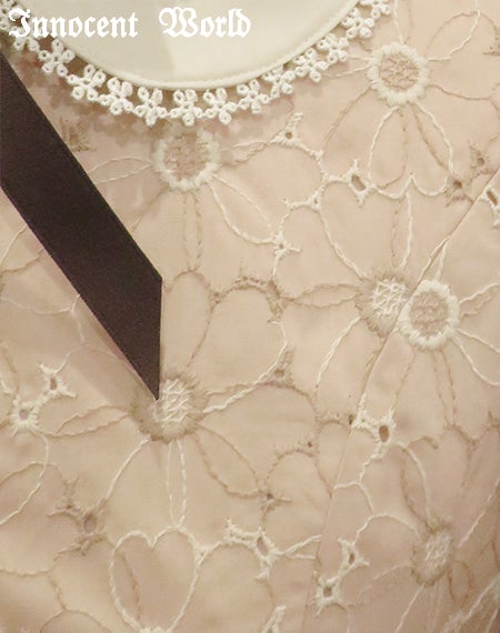 可憐なお花の刺繍ワンピース