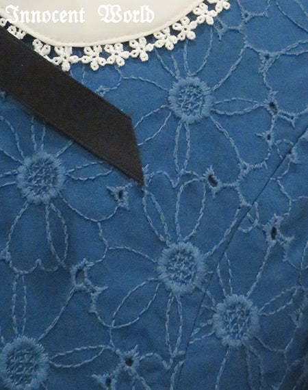 可憐なお花の刺繍ワンピース