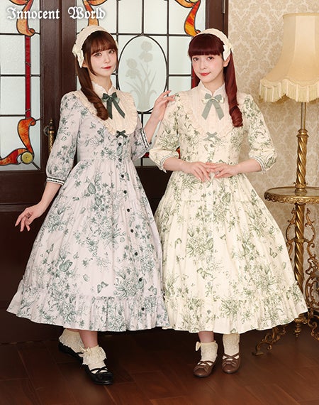 木漏れ日の中の鈴蘭ティアードワンピース