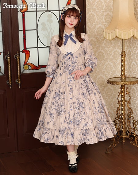 木漏れ日の中の鈴蘭ティアードワンピース