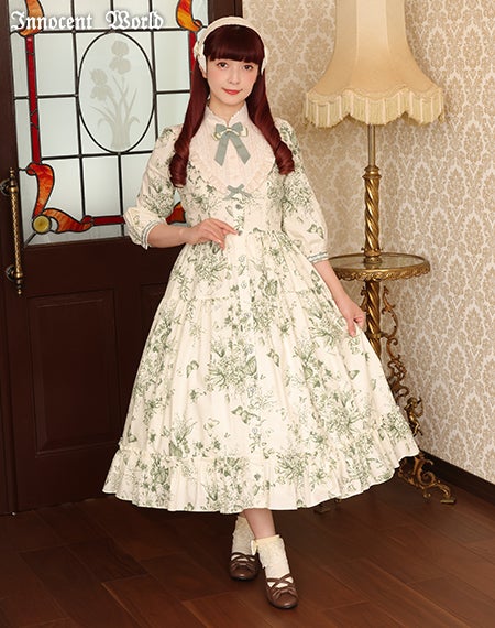 木漏れ日の中の鈴蘭ティアードワンピース