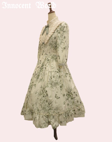 木漏れ日の中の鈴蘭ティアードワンピース