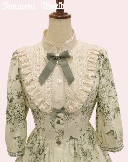 木漏れ日の中の鈴蘭ティアードワンピース