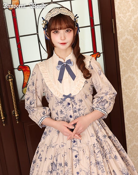 木漏れ日の中の鈴蘭ティアードワンピース