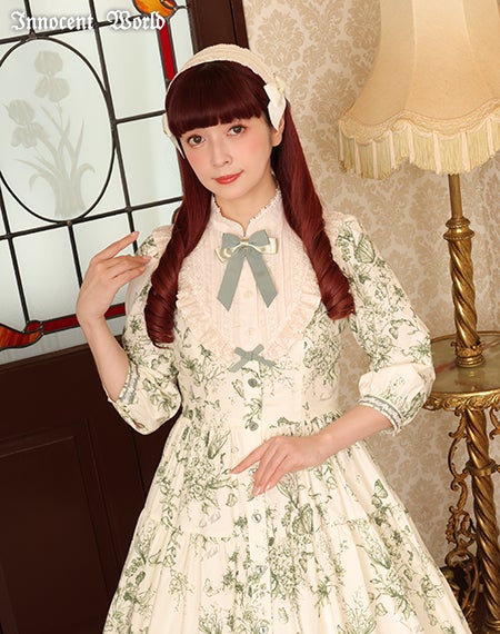 木漏れ日の中の鈴蘭ティアードワンピース