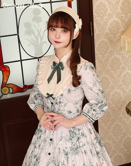 木漏れ日の中の鈴蘭ティアードワンピース