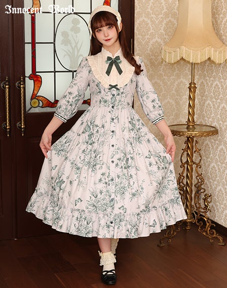 木漏れ日の中の鈴蘭ティアードワンピース