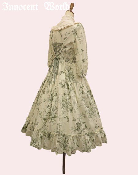 木漏れ日の中の鈴蘭ティアードワンピース